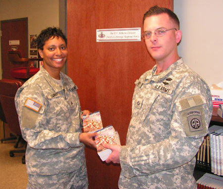 Aristide distribuuje m�kce v�zan� Bhagavad-G�ty asistent�m arm�dn�ch kaplan�.